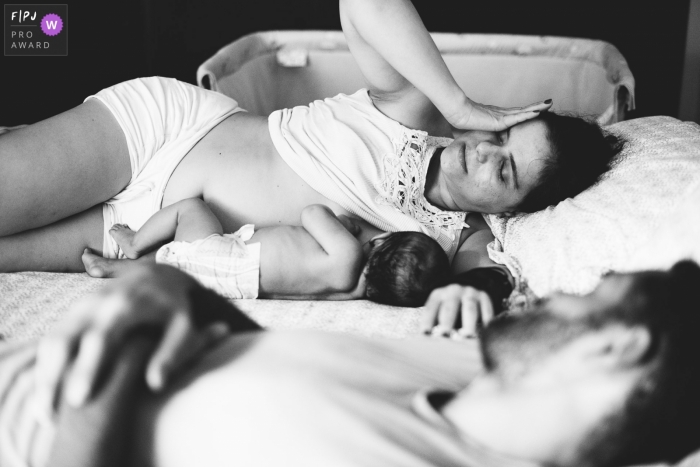 Photo by: <a href="https://www.fpja.com/documentary-family-photography-contests/karoline-saadi/ribeirao-preto/2101036">Karoline Saadi - Brazil</a> Sao Paulo mom and dad trying to rest with their 2 month old baby | Ribeirao Preto family picture sessions