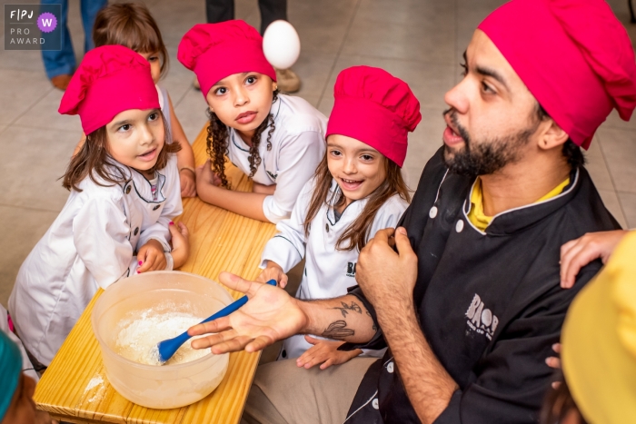 Photo by: <a href="https://www.fpja.com/documentary-family-photography-contests/gustavo-medeiros/rio-de-janeiro/2101066">Gustavo Medeiros - Brazil</a> Rio de Janeiro birthday party photography with chef cooking and kids