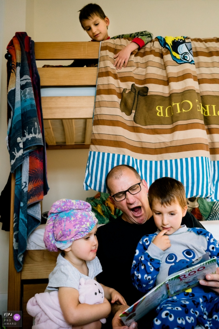 Photo by: <a href="https://www.fpja.com/documentary-family-photography-contests/linda-mauch/kent/2101117">Linda Mauch - United Kingdom</a> England Bedtime stories with a family photographer present.