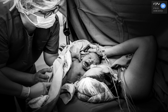 Photo by: <a href="https://www.fpja.com/documentary-family-photography-contests/nina-castro/belem/2101173">Nina Castro - Brazil</a> Belem Para birth photographer: Baby Meeting mommy and daddy at the hospital.