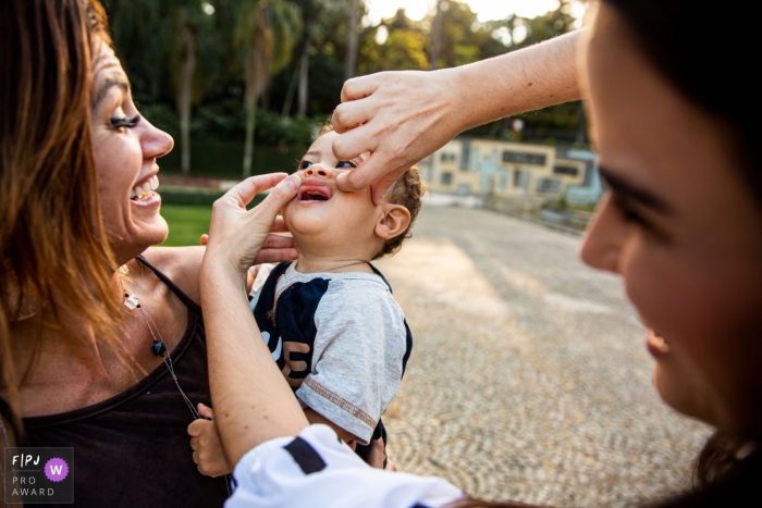 Photo by: <a href="https://www.fpja.com/documentary-family-photography-contests/nina-castro/belem/2101184">Nina Castro - Brazil</a> Para photography by family pro: Hey son, let's show your new teeth to the mom's friend.