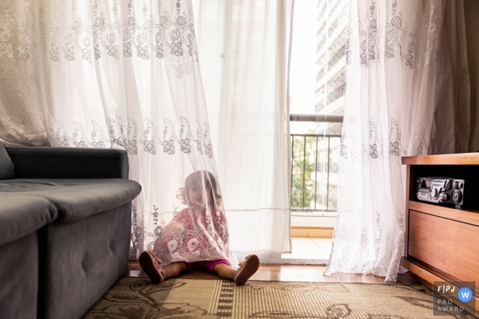 Photo by: <a href="https://www.fpja.com/documentary-family-photography-contests/nina-castro/belem/2101191">Nina Castro - Brazil</a> Para Family Photographer: She thinks that she is hidden and no one can see her. Children world.