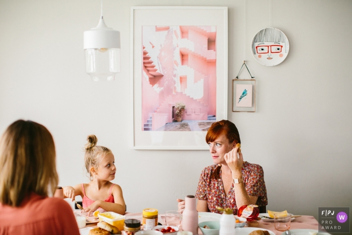 Photo by: <a href="https://www.fpja.com/documentary-family-photography-contests/jolanda-boer/zuid-holland/2101253">Jolanda Boer - Netherlands</a> Mom and daughter give each other a look during meal time at a Day in the life-shoot in Netherlands