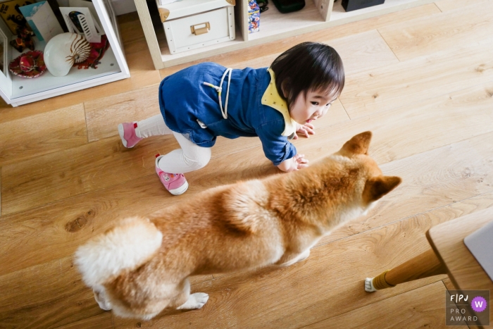 Photo by: <a href="https://www.fpja.com/documentary-family-photography-contests/nina-chiang/hangzhou-city/2101305">Nina Chiang - China</a> Zhejiang Child and Pet Photographer | Little girl races with the dog