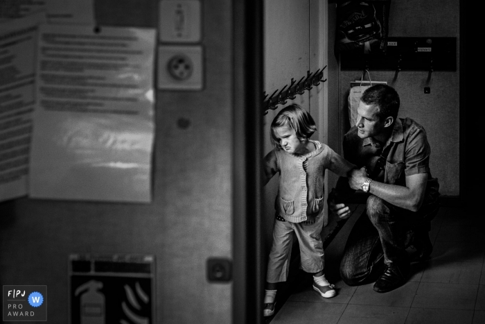 Photo by: <a href="https://www.fpja.com/documentary-family-photography-contests/florent-cattelain/haute-garonne/2101334">Florent Cattelain - France</a> Occitanie family pictures of a little girl who doesn't go to school