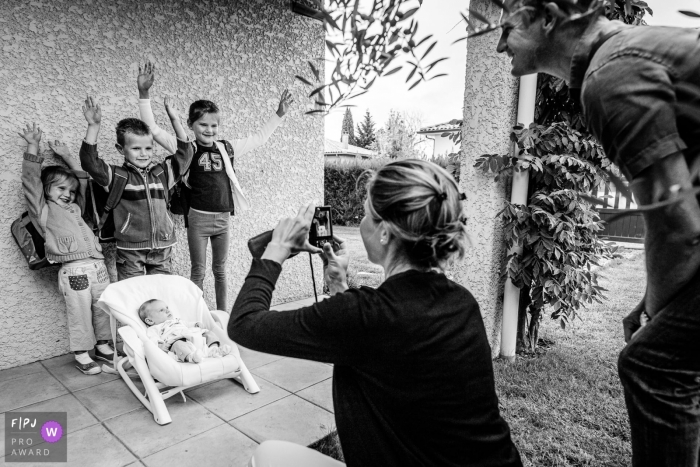 Photo by: <a href="https://www.fpja.com/documentary-family-photography-contests/florent-cattelain/haute-garonne/2101341">Florent Cattelain - France</a> Haute-Garonne family pictures | the traditional photo on the first day of school