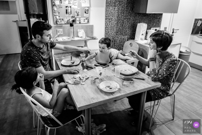 Photo by: <a href="https://www.fpja.com/documentary-family-photography-contests/florent-cattelain/haute-garonne/2101345">Florent Cattelain - France</a> Occitanie family evening meal | Haute-Garonne family photographer