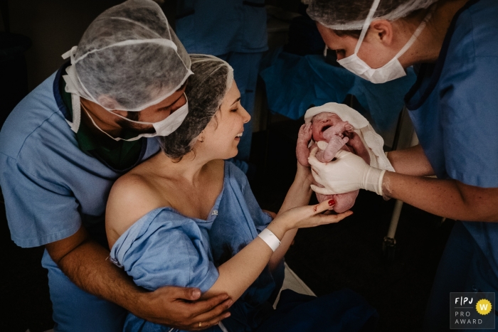 Florianopolis parents thrilled with the arrival of their daughter. - Birth photographer for Santa Catarina