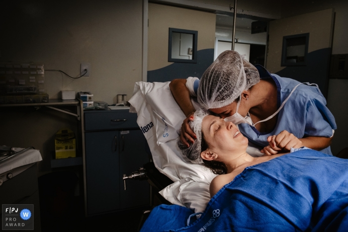 Santa Catarina doula, aidant et soutenant la mère au moment de la récupération post-partum. Photographie de famille et de naissance SC.