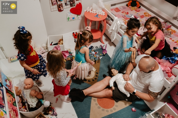 Photo by: <a href="https://www.fpja.com/documentary-family-photography-contests/thiago-braga/florianopolis/2101390">Thiago Braga - Brazil</a> Florianopolis family pictures for Santa Catarina - Father with daughter and her friends in home room on 4th birthday party day.