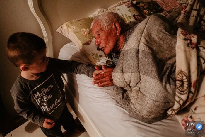Photo by: <a href="https://www.fpja.com/documentary-family-photography-contests/thiago-braga/florianopolis/2101395">Thiago Braga - Brazil</a> Florianopolis Grandfather, kissing and saying goodbye to his grandson, after a day spent together. Family photography with kids and grandparents.
