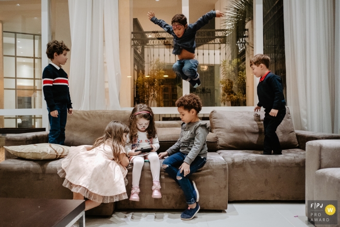Photo by: <a href="https://www.fpja.com/documentary-family-photography-contests/thiago-braga/florianopolis/2101400">Thiago Braga - Brazil</a> Florianopolis & Santa Catarina family photos | After children's party, children playing freely on site.