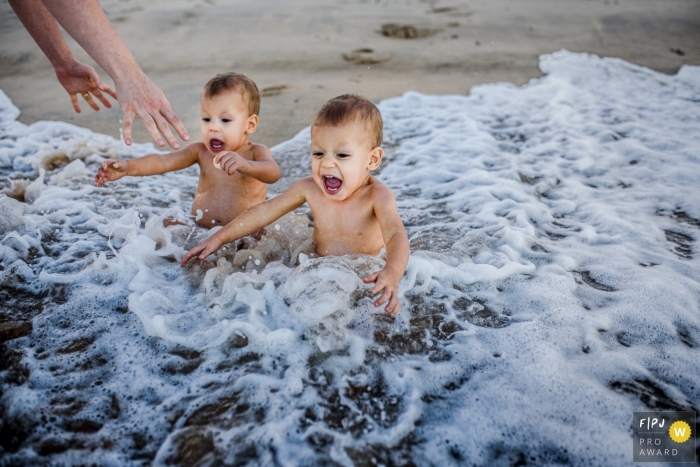 Les frères Recife connaissent la mer - Photographie de la famille Pernambuco pour des séances de plage