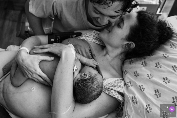 Photo by: <a href="https://www.fpja.com/documentary-family-photography-contests/cibele-piovesan/sao-paulo/2101437">Cibele Piovesan - Brazil</a> Sao Paulo Brazil parents Happy about birth - Delivery photography of baby.