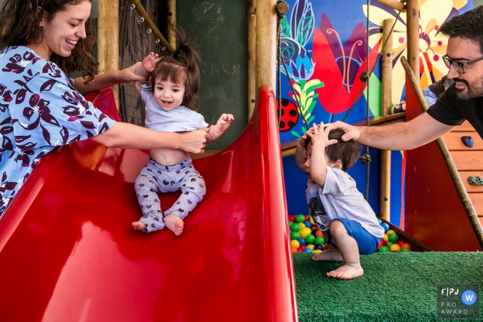 Photo by: <a href="https://www.fpja.com/documentary-family-photography-contests/adriana-costa/belo-horizonte/2101482">Adriana Costa - Brazil</a> Belo Horizonte parents of twins sharing attention among their children | Brazil baby photographer