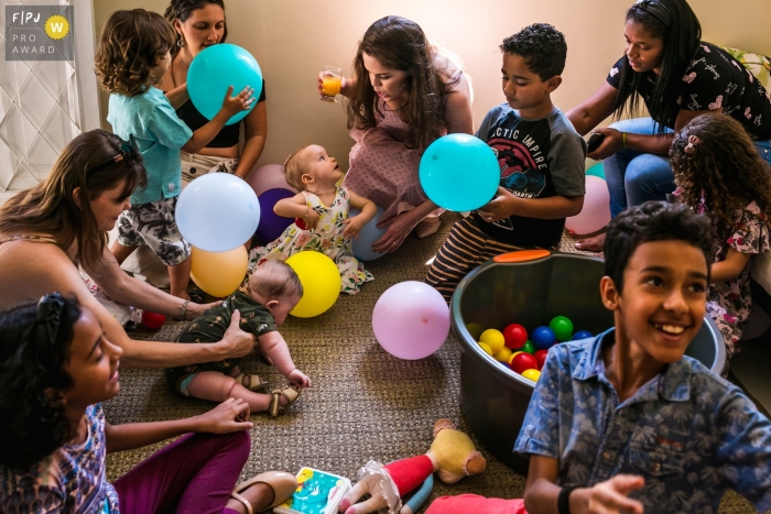 Photographie de fête pour enfants Minas Gerais | Les ballons ont fini par encadrer la fille d'anniversaire pendant que les enfants jouaient avec eux