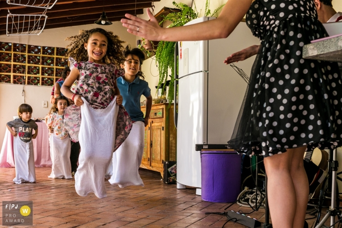 Les enfants de Belo Horizonte s'amusent dans une course de sacs lors d'un anniversaire d'enfants - Professionnel de la photographie de famille Minas Gerais