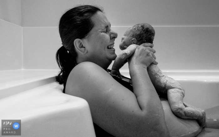 Photographie de naissance de l'eau Mato Grosso avec maman et bébé.