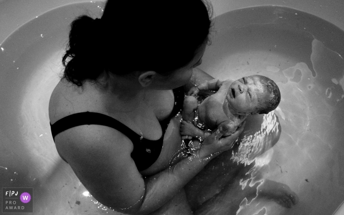 Cuiabá water birthing session - Mom and baby photography after delivery