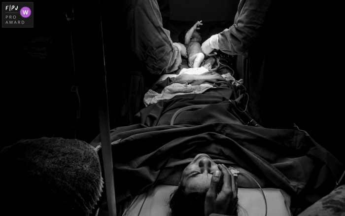 Photographie à l'hôpital du Mato Grosso d'une femme ayant un bébé - Photos d'accouchement en noir et blanc.