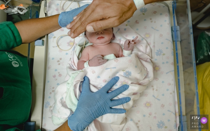 Photo by: <a href="https://www.fpja.com/documentary-family-photography-contests/lisandro-castro/cuiab%C3%A1/2101520">Lisandro Castro - Brazil</a> Mato Grosso newborn baby at the hospital nursery department. Dad and baby photography.