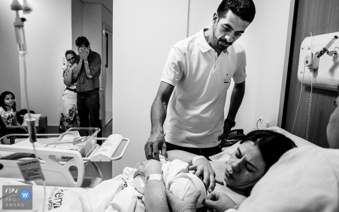 Cuiabá hospital baby delivery session. Photography of birth with mom and dad.