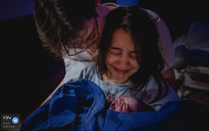 Photo by: <a href="https://www.fpja.com/documentary-family-photography-contests/lisandro-castro/cuiab%C3%A1/2101538">Lisandro Castro - Brazil</a> Mato Grosso mother crying as she holds her baby for the first time. Brazil birthing pictures.