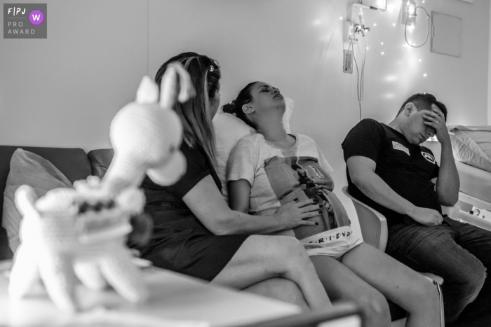 Photo by: <a href="https://www.fpja.com/documentary-family-photography-contests/alessandra-corveloni/rio-de-janeiro/2101550">Alessandra Corveloni - Brazil</a> Family in complete exhaustion on birthing day | Rio de Janeiro Family and Birth Photography