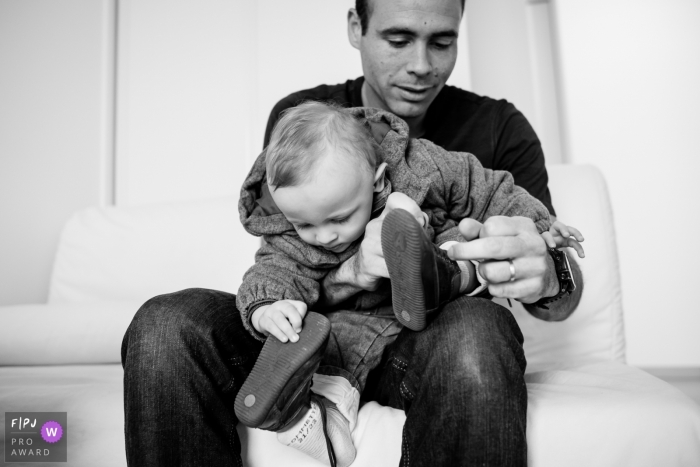 Loire-Atlantique family photography with toddlers: A child mirroring his father putting his shoes.