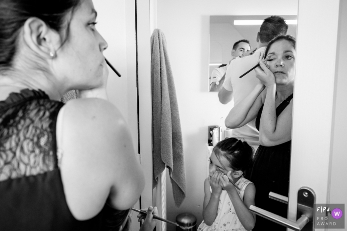 Photo by: <a href="https://www.fpja.com/documentary-family-photography-contests/sybil-rondeau/nantes/2101570">Sybil Rondeau - France</a> All the family getting ready in the same time in the bathroom | France Day in the Life Photo