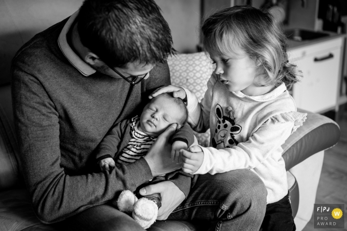 Photo by: <a href="https://www.fpja.com/documentary-family-photography-contests/sybil-rondeau/nantes/2101577">Sybil Rondeau - France</a> Nantes Family Photography | Sweet moment between a father and his daughters.
