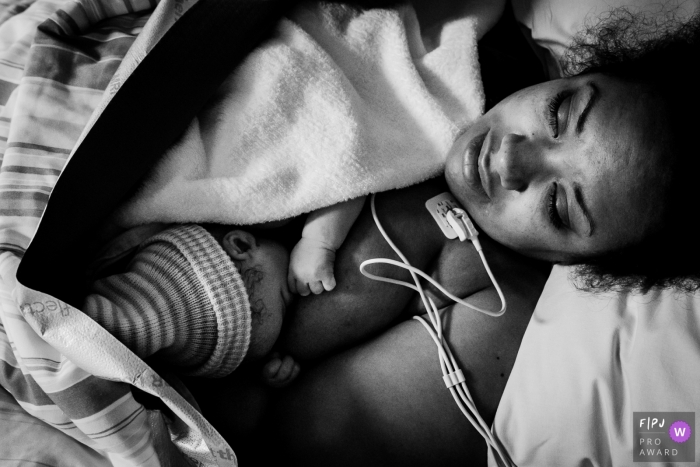 Photo by: <a href="https://www.fpja.com/documentary-family-photography-contests/annemiek-kinneging/drenthe/2101594">Annemiek Kinneging - Netherlands</a> Drenthe family, newborn and birthing photography | Mom feeding her baby for the first time (after c-section)