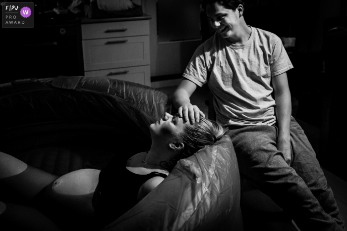 Photo by: <a href="https://www.fpja.com/documentary-family-photography-contests/annemiek-kinneging/drenthe/2101597">Annemiek Kinneging - Netherlands</a> Netherlands home birth photographer: Contractions and being there for her