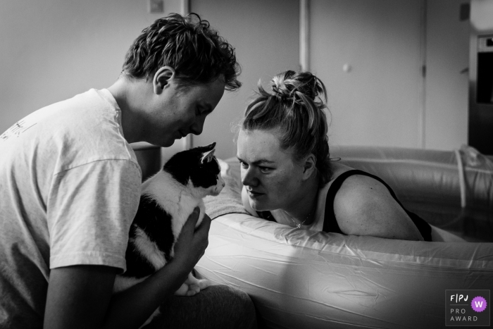 Photo by: <a href="https://www.fpja.com/documentary-family-photography-contests/annemiek-kinneging/drenthe/2101598">Annemiek Kinneging - Netherlands</a> Netherlands birth photographer: The cat is worried about his boss during the birth in Drenthe