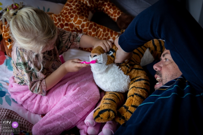 Photo by: <a href="https://www.fpja.com/documentary-family-photography-contests/annemiek-kinneging/drenthe/2101603">Annemiek Kinneging - Netherlands</a> Drenthe Netherlands Family Photos | Playing with Dad, the tiger needs his teeth brushed