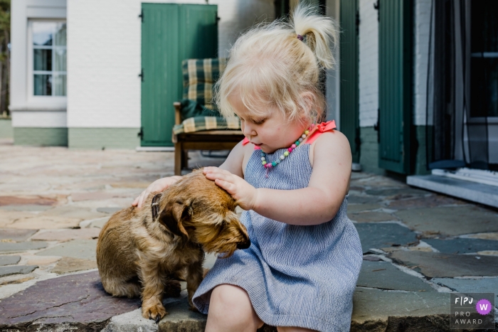 Limburg family and pet photography – Flanders Girl and her best friend, a dog