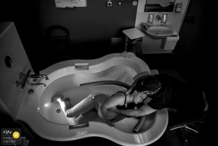 Photo by: <a href="https://www.fpja.com/documentary-family-photography-contests/frederikke-brostrup/copenhagen/2101671">Frederikke Brostrup - Denmark</a> Denmark water birth photography session with mom and dad in black and white.