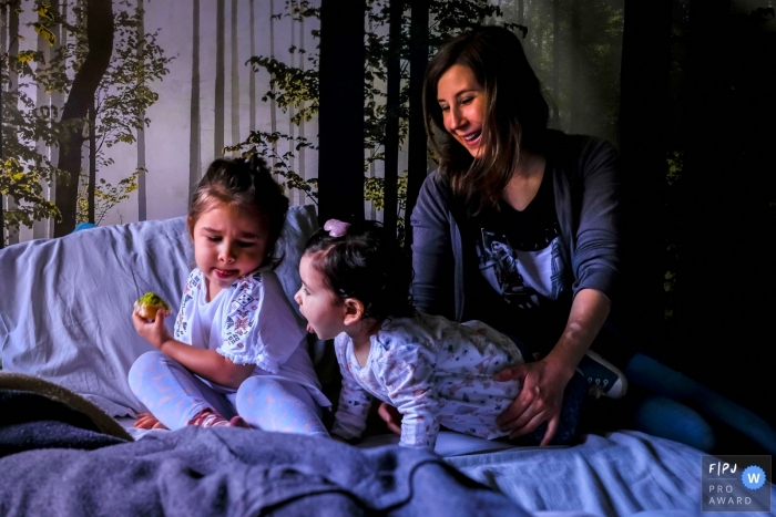 Photo by: <a href="https://www.fpja.com/documentary-family-photography-contests/alvaro-tejeda/talca/2101707">Alvaro Tejeda - Chile</a> Talca Chile family photography session at home with mom and her two kids.