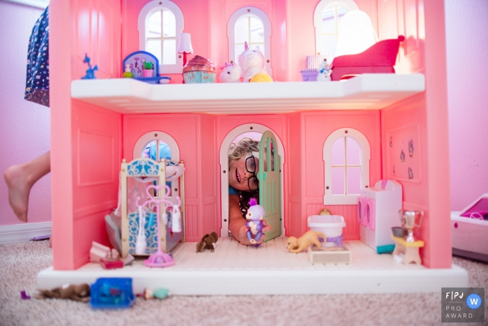 Photo by: <a href="https://www.fpja.com/documentary-family-photography-contests/samantha-moore/sarasota/2101791">Samantha Moore - United States</a> Sarasota Florida Family Photography Session of two sisters playing with their dollhouse, passed down from their mother.