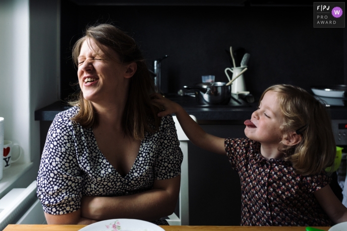 Mother and daughter in the kitchen of every day life | Paris Family Session