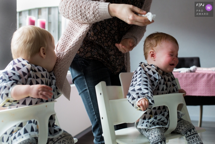Photo by: <a href="https://www.fpja.com/documentary-family-photography-contests/natasja-de-nijs/breda/2101912">Natasja de Nijs - Netherlands</a> Noord Brabant family pictures - Baby finds a handy napkin that vest of mum