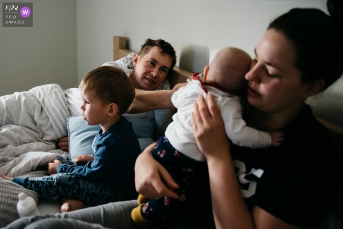 Lazy Sunday morning of a family hanging out in the bedroom | Eindhoven Family Session