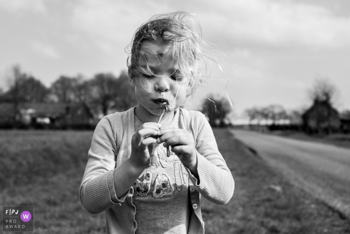 Photo by: <a href="https://www.fpja.com/documentary-family-photography-contests/marieke-zentjens/eindhoven/2101963">Marieke Zentjens - Netherlands</a> Noord Brabant family photo session outside in the spring | When the dandelion has its own will