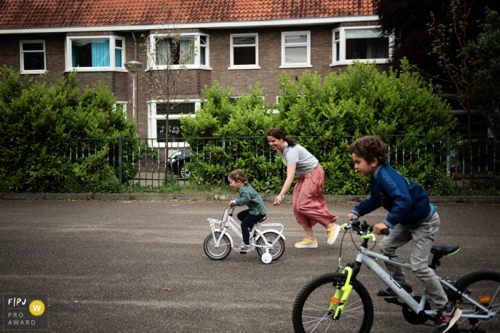 Photo by: <a href="https://www.fpja.com/documentary-family-photography-contests/marieke-zentjens/eindhoven/2101974">Marieke Zentjens - Netherlands</a> Eindhoven and Noord Brabant family photographer: bicycle race, photo finish?