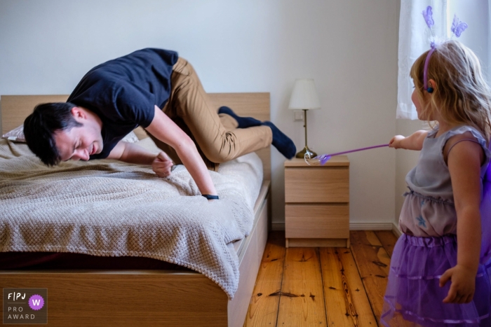 Photo by: <a href="https://www.fpja.com/documentary-family-photography-contests/jess-haverkamp/berlin/2102069">Jess Haverkamp - Germany</a> Germany family photography - Playing with dad