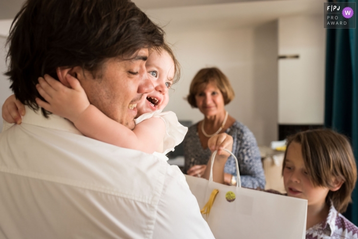 Photo by: <a href="https://www.fpja.com/documentary-family-photography-contests/chrystel-echavidre/landes/2102102">Chrystel Echavidre - France</a> Girl hugs dad with delight at home | Landes Family Photography