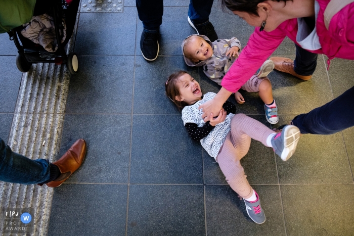 Photo by: <a href="https://www.fpja.com/documentary-family-photography-contests/jess-haverkamp/berlin/2102111">Jess Haverkamp - Germany</a> Family on a trip exploring Berlin finds themselves in a moment of play and tickling | Berlin Family Photographer