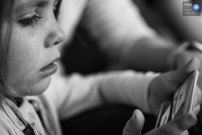 Savoie family photo session in black and white – A tear flows on the cheek of a little girl