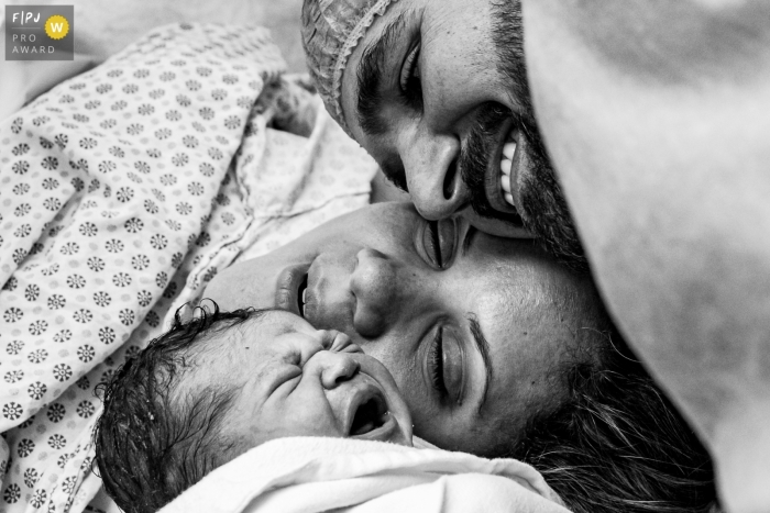 Gros plan du père, de la mère et du bébé après la naissance | Photographie de naissance RJ