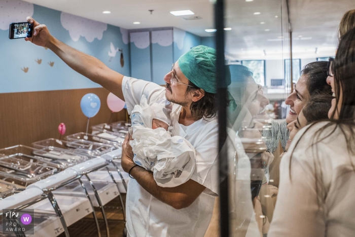 Séance photo de naissance à l'hôpital de Rio de Janeiro, avec papa et nouveau-né | Le premier selfie que nous n'oublions jamais!